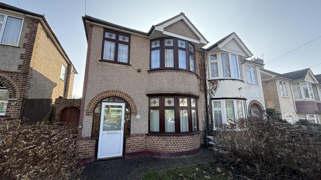 Lot: 74 - SEMI-DETACHED HOUSE WITH GARAGE IN NEED OF SOME REFURBISHMENT - Exterior image of front of property from entrance gate